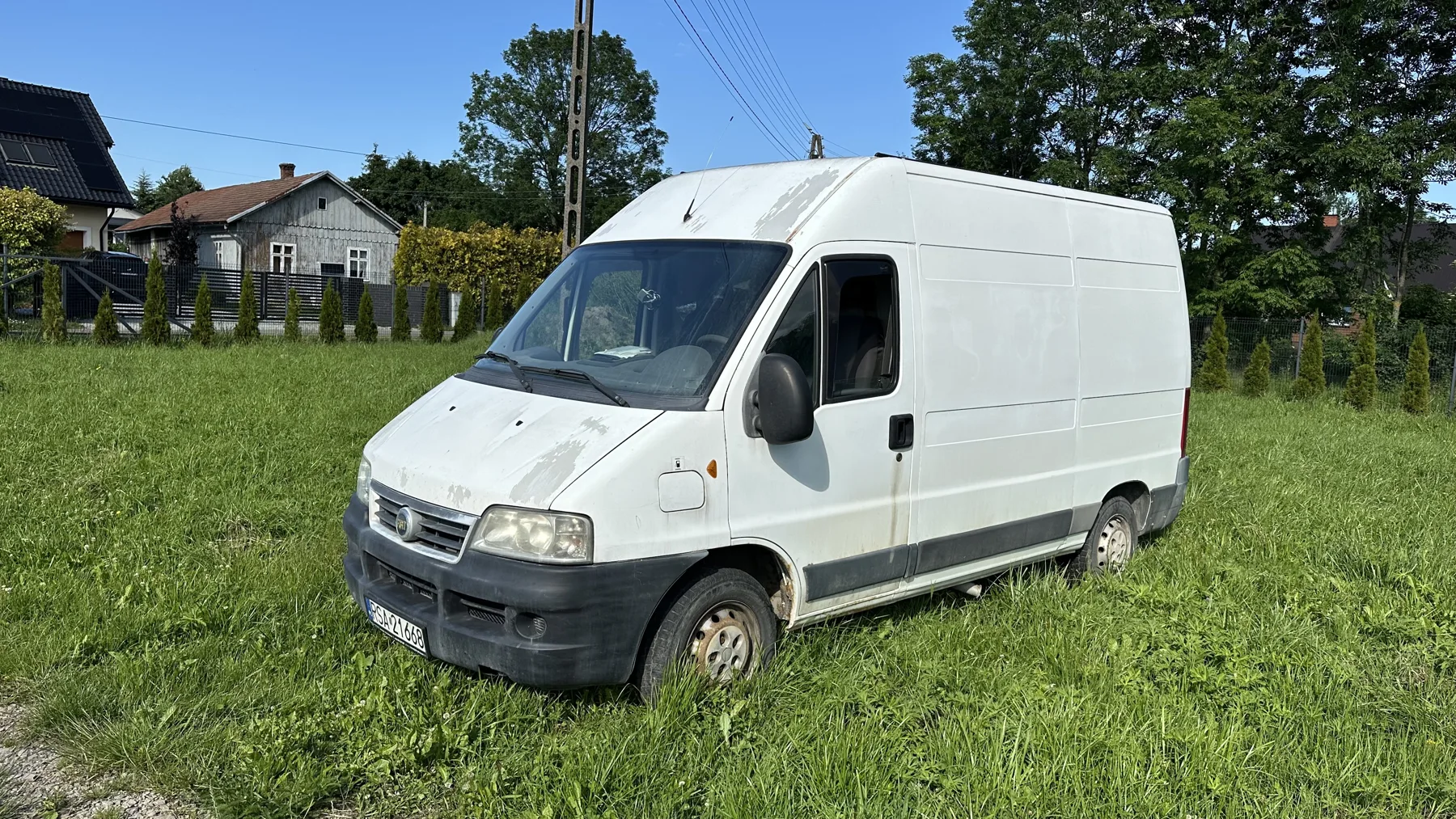 Biały Fiat Ducato, widok z przodu i z boku